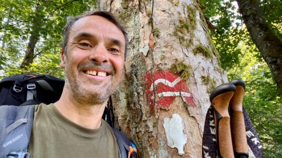 DeWandelaar staat voor een boom met het Rothaarsteig-logo erop geschilderd.