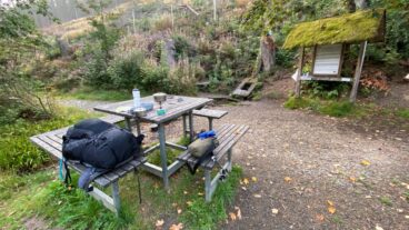 De heilige Ilsequelle bron met picknicktafel en wandeluitrusting