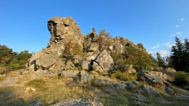 De Feldstein van de Bruchhauser Steine met plaquette en klim naar het kruis