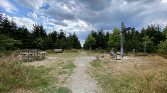 Rothaarsteig gaat over de Langenberg met kruis, picknicktafels, bank en houten hangmat