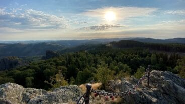 Uitzicht vanaf de top van de Feldstein bij de Bruchhauser Steine op de Rothaarsteig in het Sauerland