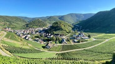 Uitzicht over wijngaarden naar de Etzhardt-heuvel en Mayschoß op de Rotweinwanderweg in het Ahrdal