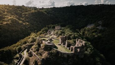 Drone-opname van de ruïnes van de Schmidtburg op de Soonwaldsteig in het Naheland