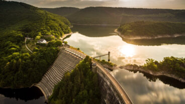 De Urftalsperre op de Eifelsteig in Nationaal Park Eifel