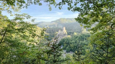 Uitzicht vanaf de Balduinshütte op de kasteelruïne Niederburg Manderscheid aan het Lieserpfad