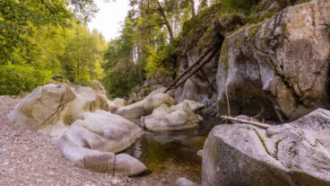 De Alb stroomt door de rotsen van de Teufelsküche