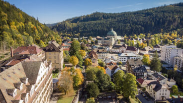 Een luchtbeeld van de stad St. Blasien met de kathedraal en de omliggende heuvels