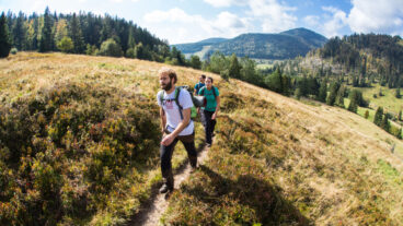 Wandelaars lopen door het dal bij Menzenschwand