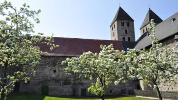 Bloeiende bomen op het terrein van het klooster Flechtdorf
