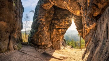 Zonlicht schijnt in de Kleinsteingrot bij de Kletterfelsen Kleinstein
