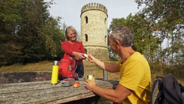 Twee wandelaars pauzeren bij een rusttafel voor de Bierbaums Nagel