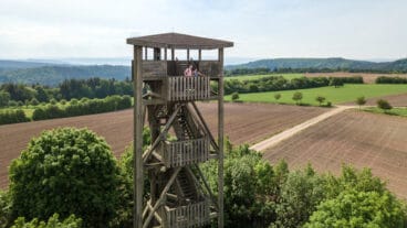 Twee wandelaars staan op de uitkijktoren Zemmer bij Rodt