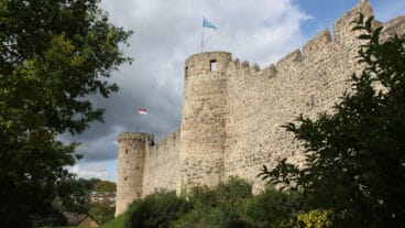 Een uitzicht op de beloopbare stadsmuurresten van Heimersheim
