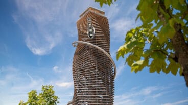 De Harzturm in Torfhaus met zijn rondom lopende glijbaan en de skywalkbrug