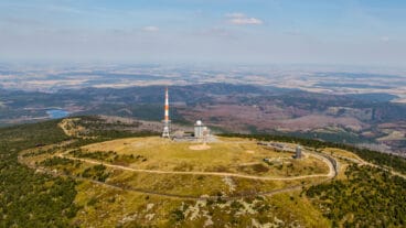 Een luchtbeeld van het Brockenplateau in het Nationaal Park Harz met uitzicht naar het noorden