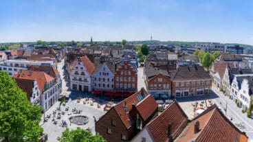 Een uitzicht op de markt van Rheine vanaf de toren van de Sint-Dionysiuskerk