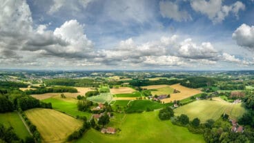 Een panoramisch uitzicht op het landschap bij Werther op etappe zes van de Hermannsweg en Hermannshöhen