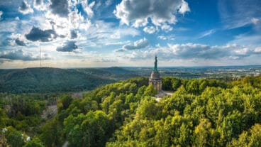 Een panoramisch luchtbeeld van het Hermannsdenkmal met uitzicht over het Teutoburger Woud