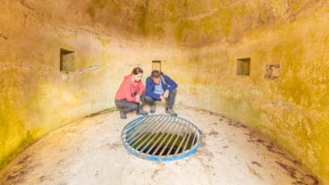 Twee wandelaars knielen in een ronde