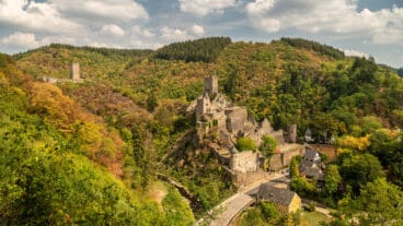Een herfstig uitzicht op de burchtruïnes Oberburg en Niederburg in Manderscheid vanaf de Lieserpfad